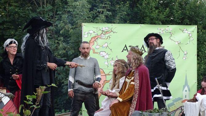 Happy End in Nordhalben: Merlin (Kai Deckelmann, l.) traut Artus (Alan Hinchliffe, 2. v. r.) und Guinevere (Elke Harras, 3. v. r.). Foto: Norbert Neugebauer