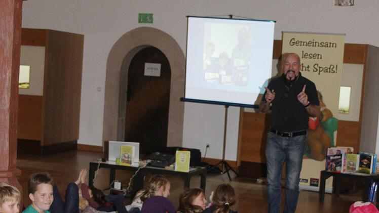 Autor Harald Kiesel stellte den Kindern verschiedene B&uuml;cher vor - auch Sachb&uuml;cher.