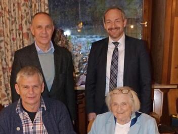 Ursula Rohde mit Sohn Ralf (sitzend) mit Bürgermeister Franz Uome (links) und stellvertretendem Landrat Jörg Kunstmann Foto: Klaus-Peter Wulf