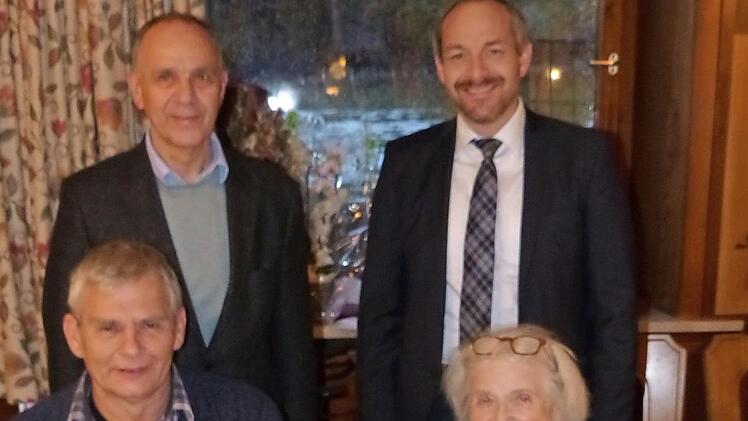 Ursula Rohde mit Sohn Ralf (sitzend) mit Bürgermeister Franz Uome (links) und stellvertretendem Landrat Jörg Kunstmann Foto: Klaus-Peter Wulf