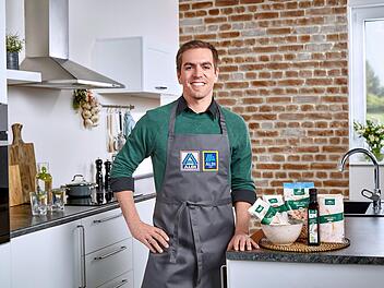 F&uuml;r seine Werbung f&uuml;r die Supermarktkette Aldi wird der ehemalige deutsche Fu&szlig;ball-Nationalspieler Philipp Lahm im Internet hart angegangen. Foto: ALDI/obs