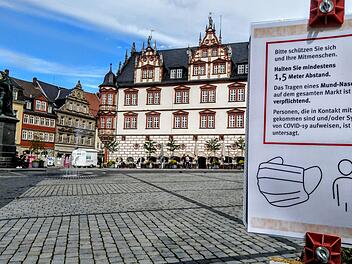 Unübersehbar: Hinweisschilder verdeutlichen die Corona-Regeln, die auf dem Coburger Marktplatz gelten.Foto: Jochen Berger