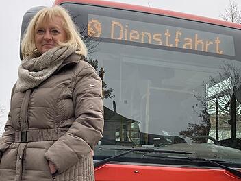 Sie sucht das Gespräch, um den ÖPNV weiter zu verbessern. Veronika Schadeck ist im Landkreis Kronach als Mobilitätsscout unterwegs.  Foto: Landratsamt Kronach/Alexander Löffler