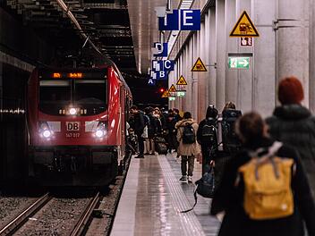 Aggressiver Bahnfahrer verletzt Polizisten - eine Fahrkarte besaß er auch nicht