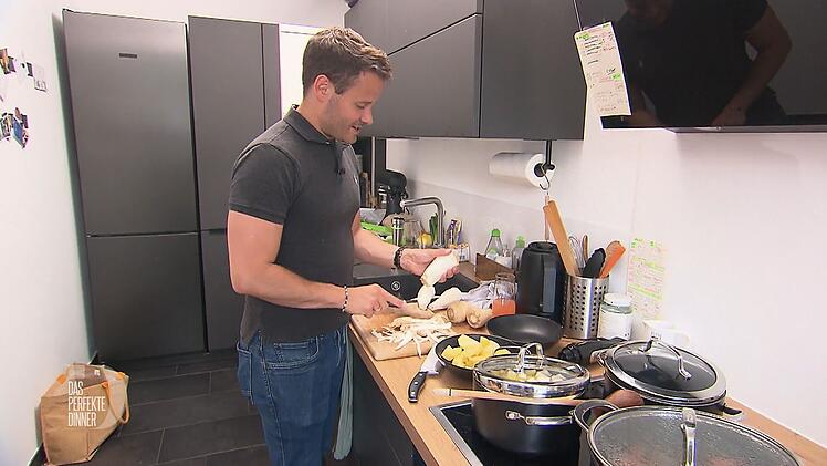 Timo kommt gut durch den Vormittag und hat in der Küche alles im Griff.