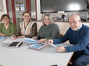 Die Quartiersmanagerin tauscht sich mit den Seniorenbeauftragten aus (v.&nbsp;l.): Irmgard Heckmann, Lisa Geyer, Monika Dittmann und Reinhard Stang.