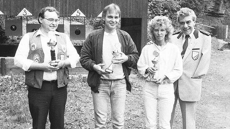Siegerehrung bei der Teamwertung der "Vorderlader-Olympiade" der Bad Kissinger Sch&uuml;tzen (von rechts): Gaureferent Gerhard Lehmann, Cornelia Sch&ouml;nstein-Hahn (Bad Br&uuml;ckenau) sowie die Kissinger Arno Wachenbr&ouml;nner (Revolver) und Josef Benz  (Pistole).