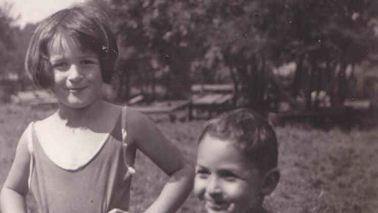 Als Kind in Bamberg hieß John Hans und ging gern mit seiner Schwester Marianne schwimmen. Die Familie flüchtete 1939  vor den Nazis nach England. Marianne Katten hatte als Erwachsene Depressionen und eine "schlechte Gesundheit". Sie starb mit 26 Jahren.  John Katten wurde Architekt und gründete eine Familie. 1998  wanderte er nach Israel aus.
