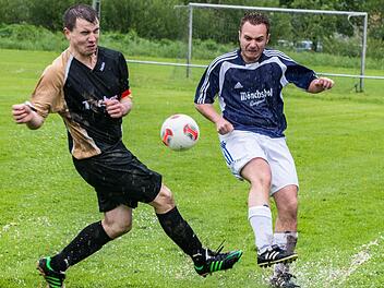Die Partie SV Lanzendorf (rechts Florian Pöhlmann) gegen TV Guttenberg (Patrick Havin links) wird es in der neuen Saison nicht mehr geben. Lanzendorf spielt dann in der A-Klasse 5, Guttenberg in der A-Klasse 6. Die Kulmbacher Vereine sind erstmals auf drei A-Klassen aufgeteilt worden. Foto: Alexander Muck