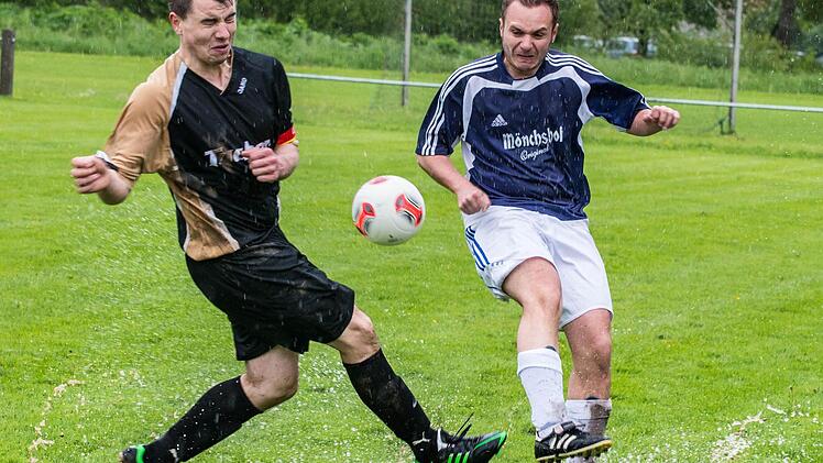 Die Partie SV Lanzendorf (rechts Florian Pöhlmann) gegen TV Guttenberg (Patrick Havin links) wird es in der neuen Saison nicht mehr geben. Lanzendorf spielt dann in der A-Klasse 5, Guttenberg in der A-Klasse 6. Die Kulmbacher Vereine sind erstmals auf drei A-Klassen aufgeteilt worden. Foto: Alexander Muck