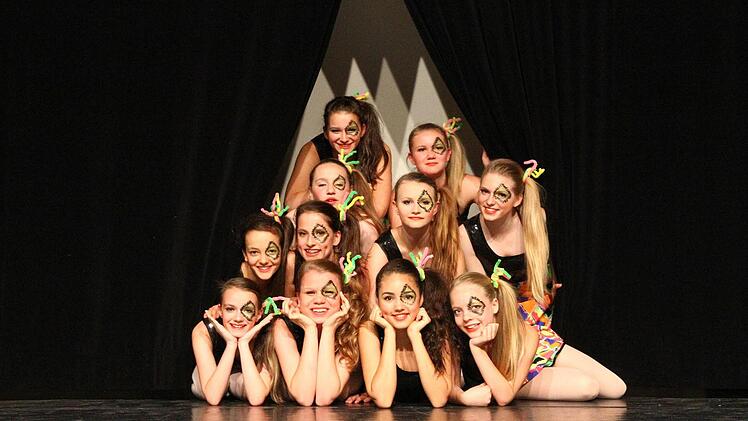 Bei einer Aufführung der Haßfurter Ballettschule "On Point": Lisa Hermann ist dabei (in der unteren Reihe rechts).  Foto: Nadine Seuß