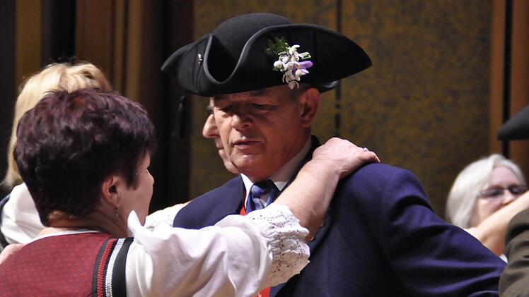 Sie beherrschen noch Tänze, die die Jugend nicht einmal dem Namen noch kennen - die Volkstanzgruppe Oberthulba/Frankenbrunn. Mit ihren farbenfrohen Trachten sind ihre Tänze immer ein Hingucker. Foto: Peter Klopf