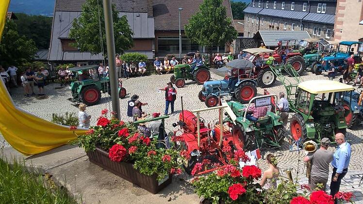Die Oldtimerfreunde des "Deutz-Club Allmus" kamen mit ihren Schleppern zur jährlichen Traktoren-Wallfahrt auf den Kreuzberg. Auf dem Platz vor der Kirche segnete Pater Rainer Treutlein Bulldog und Fahrer. Foto: Annerose Hosenfeld