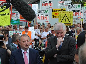 "Für die Energiewende sind nach meiner Überzeugung neue Trassen nicht notwendig", hat Ministerpräsident Horst Seehofer am 13. Juni in Bad Brückenau verkündet - und die Bürger jubelten. Nun hat er eingelenkt und trotzdem jubeln erneut viele, weil sie hoffen, dass zumindest die Region verschont bleibt. Foto: Archiv/Dünnebier