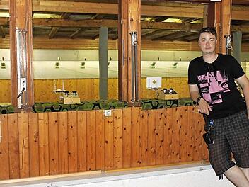 Schützenmeister Patrick Erhardt am Schießstand der Zimmerstutzen-Schützen. Wie lange der Sportbetrieb dort noch möglich sein wird, ist ungewiss.  Foto: R. Popp