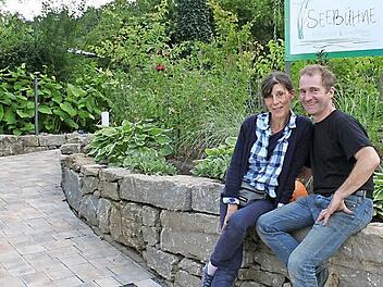 Sie haben auch an eine Rampe für barrierefreien Zugang gedacht: Christine und Oliver Hildenbrand freuen sich über ihr Werk.  Foto: Evi Seeger