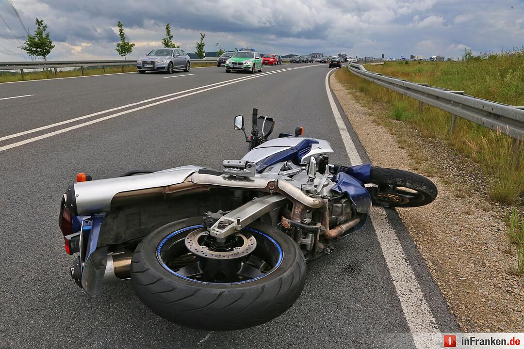 Motorradfahrer bei Sturz auf der B4 lebensgefährlich verletzt