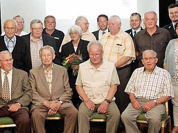 Viele Mitglieder wurden für langjährige Treue geehrt, vier zu neuen Ehrenmitgliedern ernannt. Foto: J. Blum