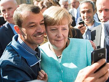 Für viele Flüchtlinge ist Angela Merkel ein Idol. Aber einen Harem auf Staatskosten bekommen sie von der Kanzlerin genauso wenig wie Taxifahrten ins Spielcasino - alles Gerüchte, die der Nürnberger Autor Jonas Lanig in seinem Faktencheck widerlegt. Foto: Bernd von Jutrczenka/dpa