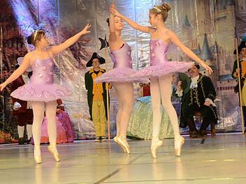 Kleine Fliederfeen: Miriam Adler, Eva Fiedler, Alica Reschke (von links). Foto: Karl-Heinz Hofmann