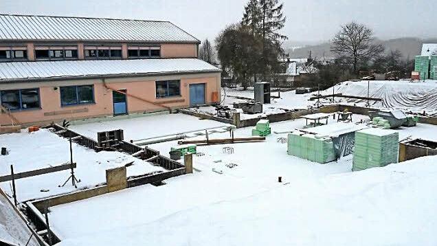 Derzeit herrscht winterliche Ruhe auf der Baustelle hinter dem Stegauracher Bürgersaal. Foto: W. Wendland