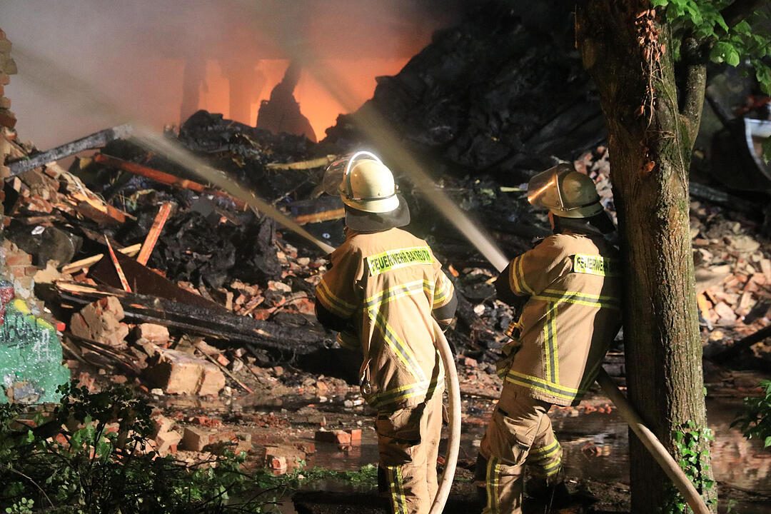 Ein Feuer hat die Diskothek "Rosenau" in Bayreuth völlig zerstört. Acht Menschen wurden verletzt. Der Brand ist unter Kontrolle.