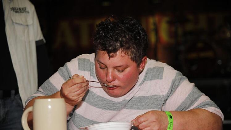 Christine Gemmer schmeckt's.Foto: Hermann Kirchner