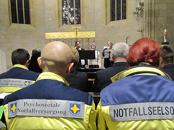 Zahlreiche Mitarbeitende aus Feuerwehren und Rettungsdiensten, Katastrophenschutz und Polizei folgten am Donnerstag der Einladung der Notfallseelsorge zum Jahresgottesdienst in St. Augustin. Foto: Martin Koch