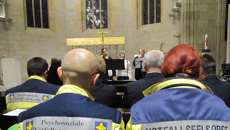 Zahlreiche Mitarbeitende aus Feuerwehren und Rettungsdiensten, Katastrophenschutz und Polizei folgten am Donnerstag der Einladung der Notfallseelsorge zum Jahresgottesdienst in St. Augustin. Foto: Martin Koch