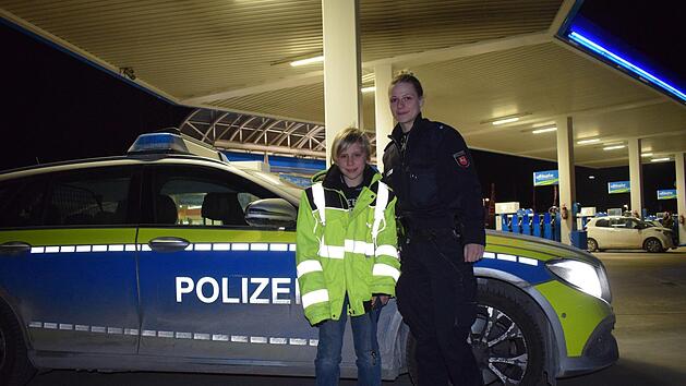 Am Samstagabend wurde ein Neunj&auml;hriger an einer Autobahnrastst&auml;tte vergessen. Er war mit seinem Fu&szlig;ballverein nach einem Bundesligaspiel nach Hause unterwegs. Foto: Polizeiinspektion Hildesheim