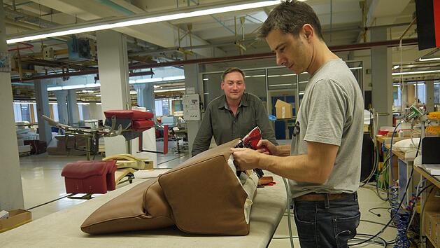 Dank moderat gestiegener Aufträge sind wieder 72 Prozent der regionalen Polstermöbelproduzenten (hier auf einem Archivbild die Firma W. Schillig in Frohnlach) mit ihren Geschäften zufrieden. Das geht aus der IHK-Umfrage hervor.  Mehr als drei Viertel der Betriebe berichten von voller bzw. befriedigender Kapazitätsauslastung. Der Blick der Branche in die Zukunft fällt jedoch wieder deutlich verhaltener aus. 44 Prozent rechnen mit einer Verschlechterung der Geschäftslage in den kommenden Monate...