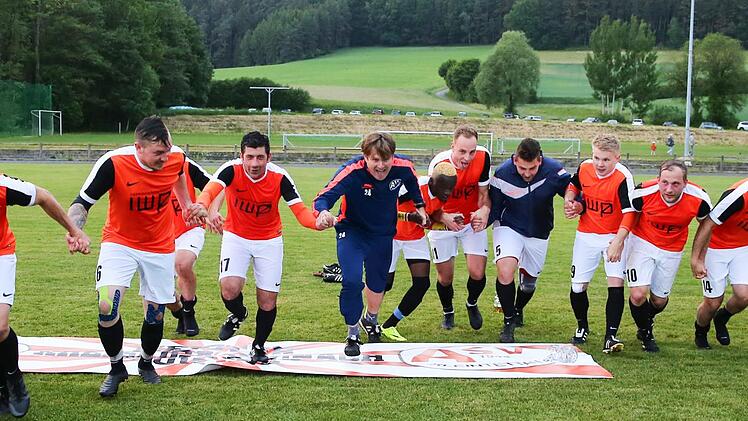 Der ASV Kleintettau ist zurück: Mit dem 2:0-Sieg beim TSV Weißenbrunn am letzten Spieltag machten die "Glasmacher" den Wiederaufstieg in die Bezirksliga perfekt.  Foto: Heinrich Weiß