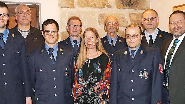 Der neue Vorstand mit den Offiziellen (von links): Johannes Uhmann, Gerhard Breu, Jonas Beifuß, Jürgen Schneidawind, Sabine Scheer, Wolfgang Schmitt, Matthias Böh, Siegfried Hammrich und Matthias Pospischil  Fotos: Gerd Klemenz