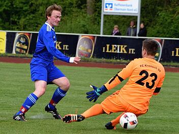 Nachdem die Kronacher nach zwei Gelb-Roten Karten nur noch zu neunt waren, eröffneten sich für den FC Altenkunstadt/Woffendorf Tormöglichkeiten im Minuten-Takt. Hier erzielt Christian Schnapp gegen Gästeschlussmann Tim-Tobias Zänker das 3:0. Foto: Dieter Radziej
