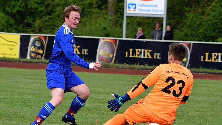 Nachdem die Kronacher nach zwei Gelb-Roten Karten nur noch zu neunt waren, eröffneten sich für den FC Altenkunstadt/Woffendorf Tormöglichkeiten im Minuten-Takt. Hier erzielt Christian Schnapp gegen Gästeschlussmann Tim-Tobias Zänker das 3:0. Foto: Dieter Radziej