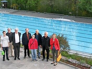 Eine Gruppe des SPD-Ortvereines Bad Kissingen informierte sich &uuml;ber die Neuerungen im Terrassenschwimmbad.  Foto: Fabian Keller