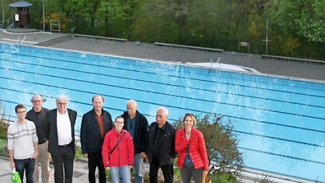 Eine Gruppe des SPD-Ortvereines Bad Kissingen informierte sich &uuml;ber die Neuerungen im Terrassenschwimmbad.  Foto: Fabian Keller