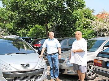 Michael Kastl (links) und Klaus Schebler sehen ihr Anliegen bestätigt. In diesem Bereich des Parkplatzes Oberes Tor ist kein einziger Stellplatz zu finden. Deshalb sollen stadtnah noch mehr Parkplätze ausgewiesen werden.  Foto: Thomas Malz