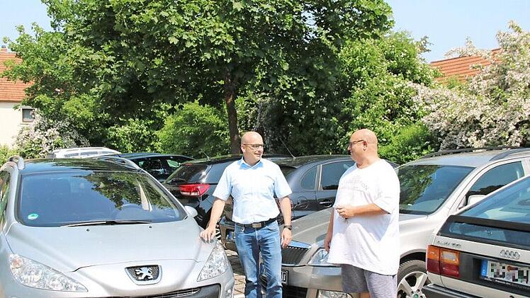 Michael Kastl (links) und Klaus Schebler sehen ihr Anliegen bestätigt. In diesem Bereich des Parkplatzes Oberes Tor ist kein einziger Stellplatz zu finden. Deshalb sollen stadtnah noch mehr Parkplätze ausgewiesen werden.  Foto: Thomas Malz