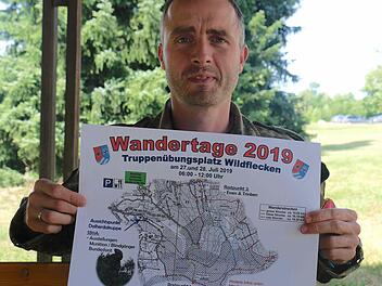 Major Gordon Stütz, Kommandant des Truppenübungsplatzes Wildflecken, fordert die Wanderer auf, auf den Wegen zu bleiben. Gerd Schaar