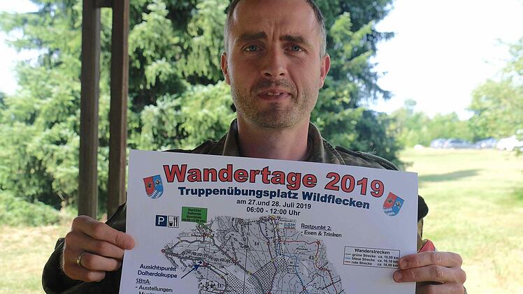 Major Gordon Stütz, Kommandant des Truppenübungsplatzes Wildflecken, fordert die Wanderer auf, auf den Wegen zu bleiben. Gerd Schaar