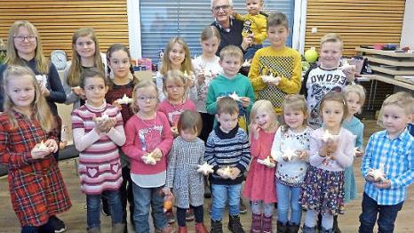 Die Heuchelheimer Kinder mit ihrem Lichterstern und dem Vorsitzenden Gerhard Feller Foto: privat