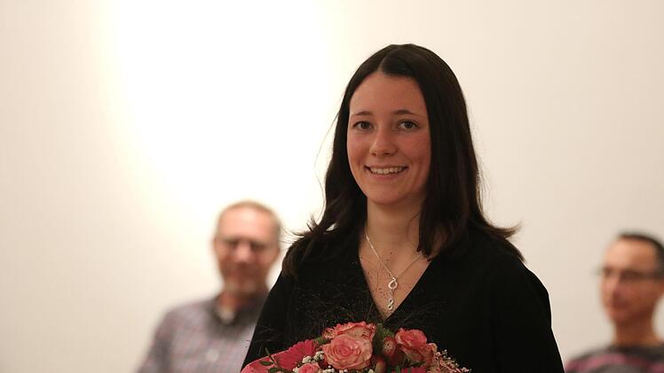 Lorena Fuß hat ihre Ausbildung im Wildfleckener Rathaus erfolgreich absolviert und wurde für ihre schulischen Leistungen im Gemeinderat ausgezeichnet.Foto: Sebastian Schmitt