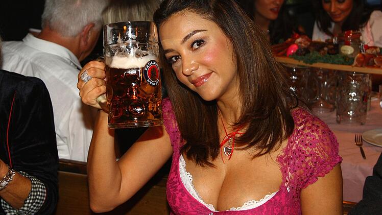 Ein Prosit der Gemütlichkeit: Verona Pooth auf dem Oktoberfest 2008.