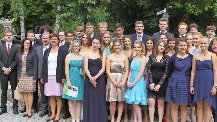 Die 15 Jahrgangsbesten des Alexandrinums mit ihren Lehrern und Betreuern. Foto: Katja Nauer