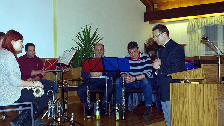 Pfarrer Richard Reis dankte der Bläsergruppe des Musikvereins Steinwiesen unter Leitung von Dirigent Wolfgang Schrepfer (2. v. r.) für die musikalische Umrahmung des Neujahrsempfangs. Foto: Susanne Deuerling