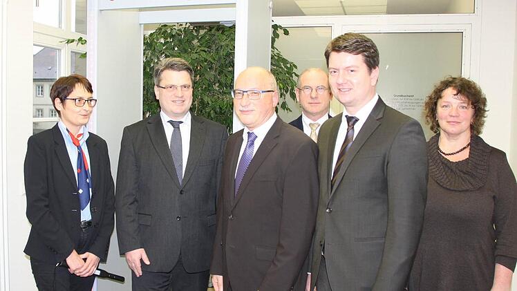 Maria Schüller vom Sicherheitsdienst des Amtsgerichtes Bad Kissingen mit Justizminister Winfried Bausbach, Direktor Matthias Göbhardt, Geschäftsstellenleiter Bernd Paul, Landtagsabgeordneter Sandro Kirchner und der Personalratsvorsitzenden Antje Rumberg. Foto: Ralf Ruppert