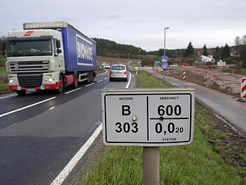 Die vorbereitenden Arbeiten haben zwar schon begonnen, aber ein symbolischer Spatenstich darf beim Ausbau der Bundesstraße 303 durch Oberelldorf nicht fehlen. Am 4. März wird Staatssekretär Gerhard Eck (CSU) die Baustelle besuchen. Foto: Berthold Köhler