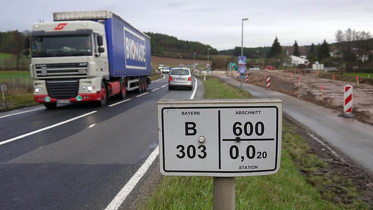 Die vorbereitenden Arbeiten haben zwar schon begonnen, aber ein symbolischer Spatenstich darf beim Ausbau der Bundesstraße 303 durch Oberelldorf nicht fehlen. Am 4. März wird Staatssekretär Gerhard Eck (CSU) die Baustelle besuchen. Foto: Berthold Köhler