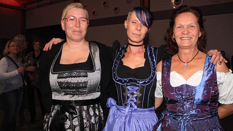 Gabi Salb, Nadine Schumann und Sandra Gold haben für das Konzert ihre Dirndl angezogen (v. li.).  Foto: Gerda Völk